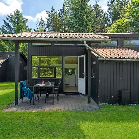 4 Person In Feriehus Hampen